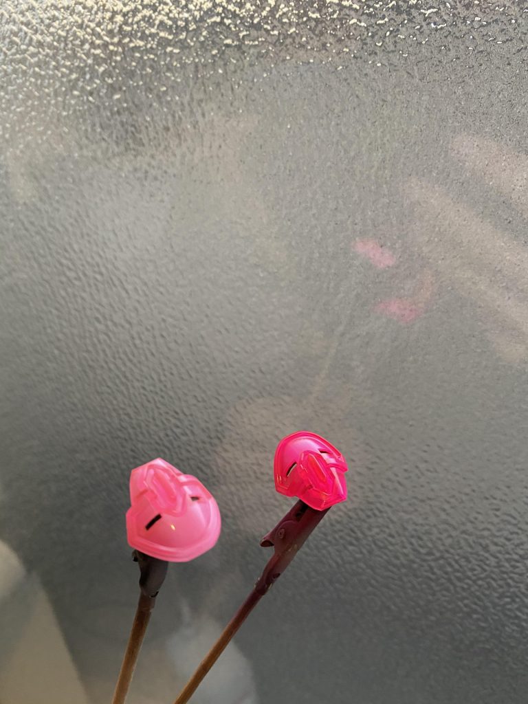 クリアパーツはそのままだとクオリティが低いと感じたので裏側をホワイト→グレーで裏打ち。表をクリアレッド+蛍光ピンクでコーティング。
(左パーツは裏打ちのみで表面未塗装)