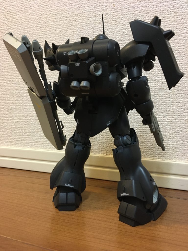 主に艶消しの黒とジャーマングレーを使って塗装してますが、ほぼ真っ黒に…。ムラが激しいです。筆塗り、難しい。まぁそのムラも一つのアジなのかなと、開き直りました。
動力パイプのゴムが曲者で…。塗るというより、とにかく塗料を盛ってます…。
ディティールを追加したく、かと言ってスジボリとかの技量もなく、申し訳ない程度に穴、空けてます。