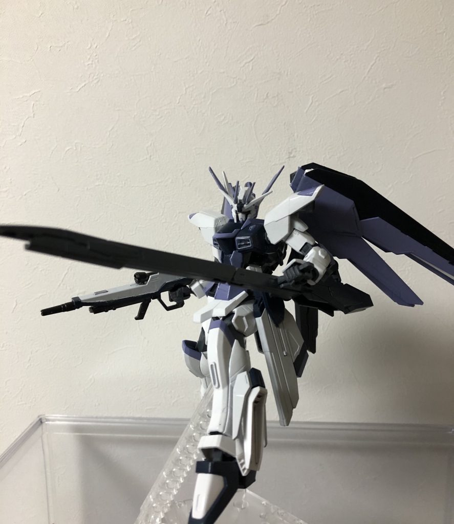 ロングライフルを構えて
ポージングさせながら
これ腰のレールガンあるから実用性なさそう…とか思ってました(￣▽￣;)