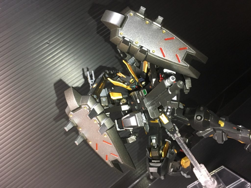 重装状態の砲身やサブアームによるシールドの保持はサンダーボルトのフルアーマーガンダムのイメージ。