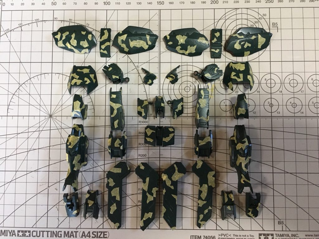 迷彩2
ダークグリーンを塗装しマスキング。
1回目に被るようにしたり、繋ぐようにしたりを意識しています。