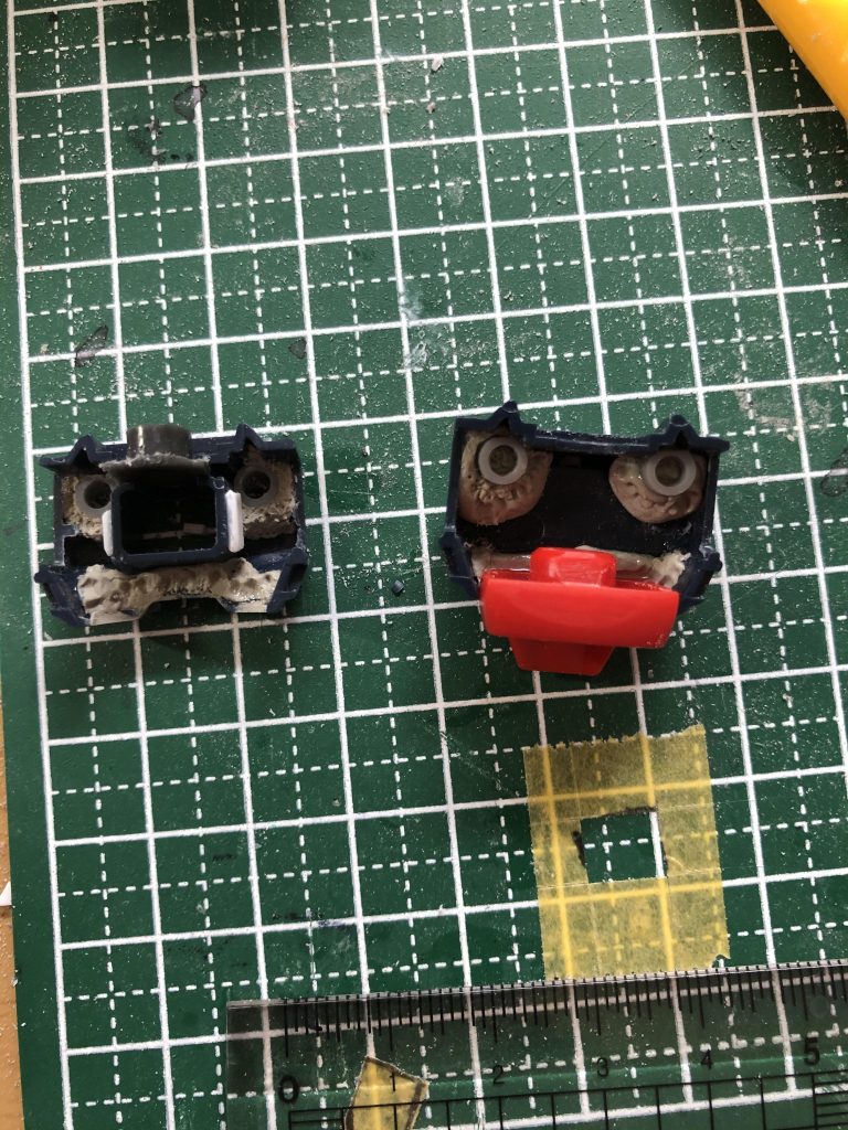 ウイングゼロの胴体や、ポリキャップを仕込めるようエポキシパテを盛り付け