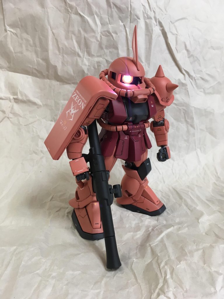 ツノ抜きで、全高15cmくらい
頭の動力パイプは腰のパイプを流用
手はMGゲルググの物を流用
縮めてないのは左の肩アーマーくらいだったので、ガンプラ初心者には作業量多くてなかなか完成しませんでした。。。
反省点や改善点など諸々見えて、次の製作に活かしていければと思います。
今後完成させていくのは、コイツを基準にスケール感を合わせていく予定。
30年以上ぶりのガンプラ製作で、加工しまくりで大変でしたが、楽しく出来ました!