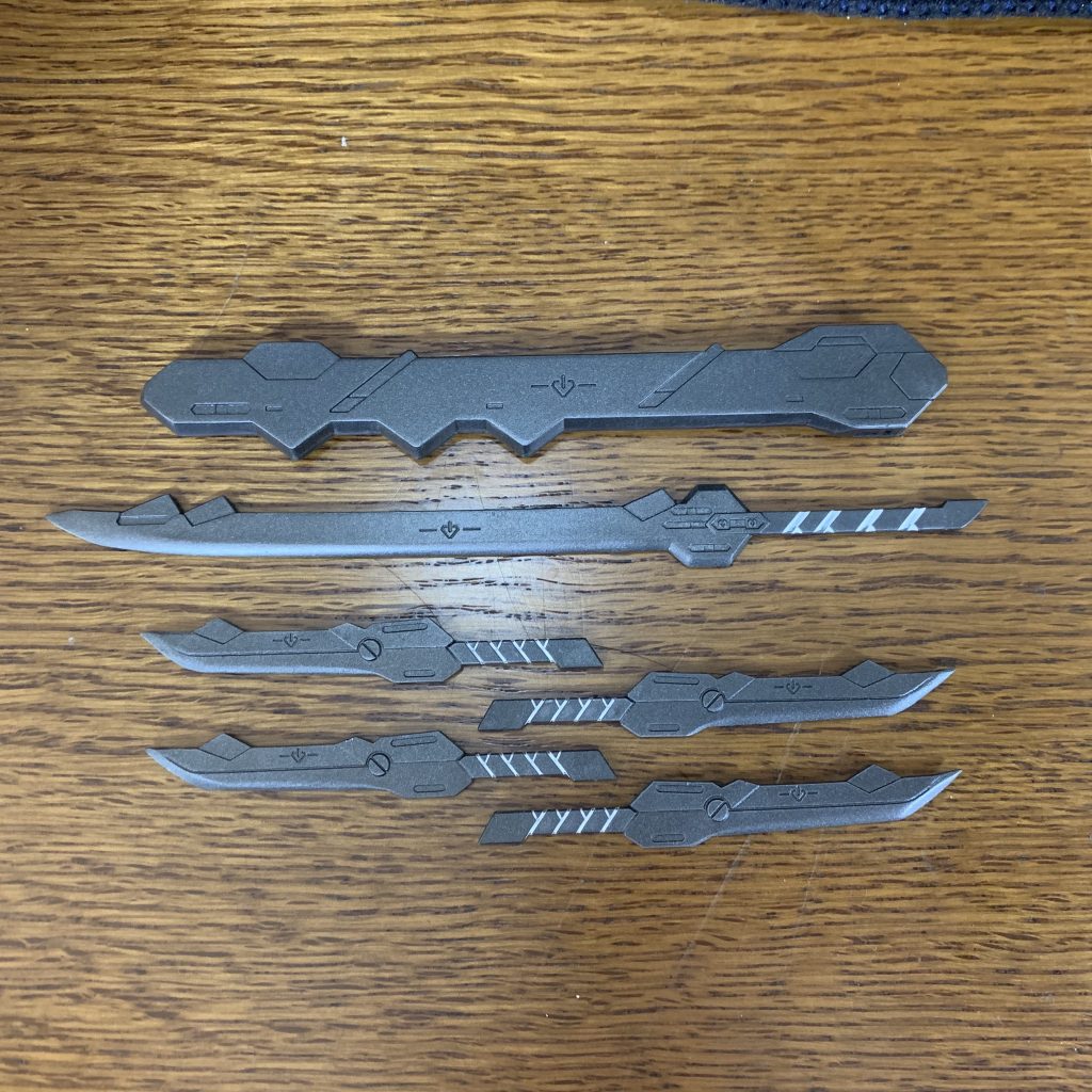 大太刀+短剣も先端と刃の部分を研いで、刃物らしさを出してみました。