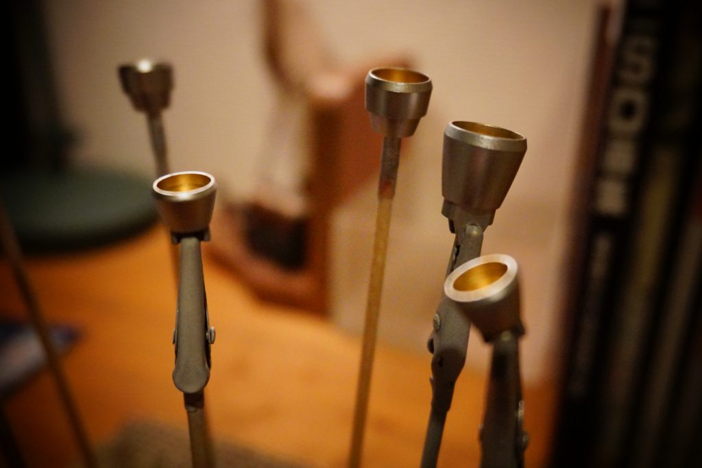 【バーニア】
   初の内部塗装しました。
   地味に難しかったです‥‥特にバーニアの淵の部分。ここを塗るには、エアブラシではシビアですねぇ。マスキングしてたので、そこだけは筆で補いました。
   多分、もっと良い方法があるんだと思うので、調べてみるのが今後の課題です。