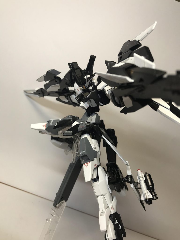 バスターツインドッズライフルで!!
威力、射程ともに素晴らしいですが取り回しがかなり悪くなっています。
しかしこの機体は可変状態がメインでライフルが機首になるのであまり関係なくつかえます!
