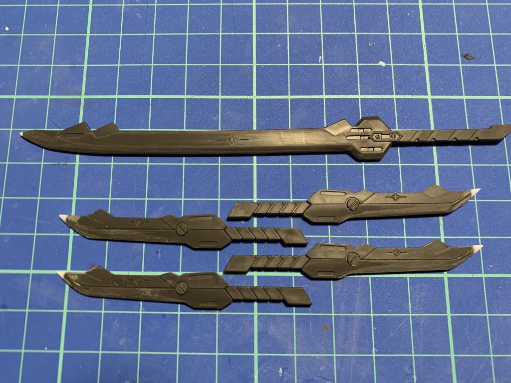 研ぎ出し直後です。
短剣の方は鈍器の様な面があったので、結構削ってあります。