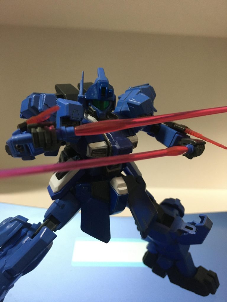 弾切れ？じゃあナイフを投げれば良いじゃない。まだまだあるんだから