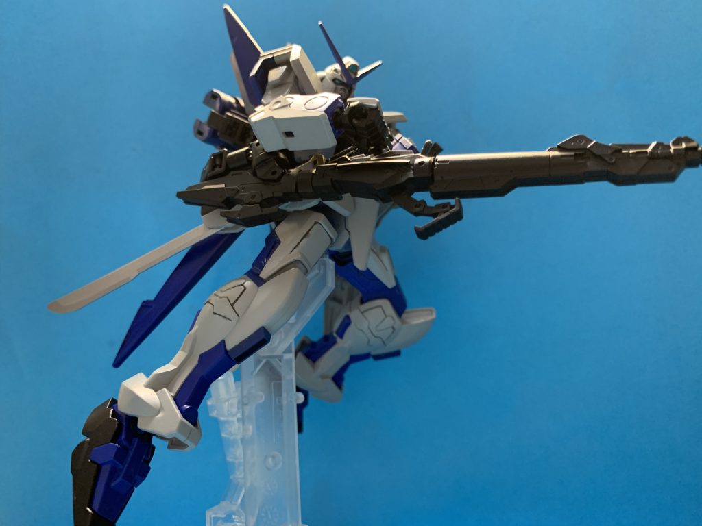 原作(MSV)だと狙撃用のビームライフルだったので、30mmのものを流用して外付けのロングレンジライフルを装備させました。ライフルとシールドをバックパックにマウントできるのが良いですよね。