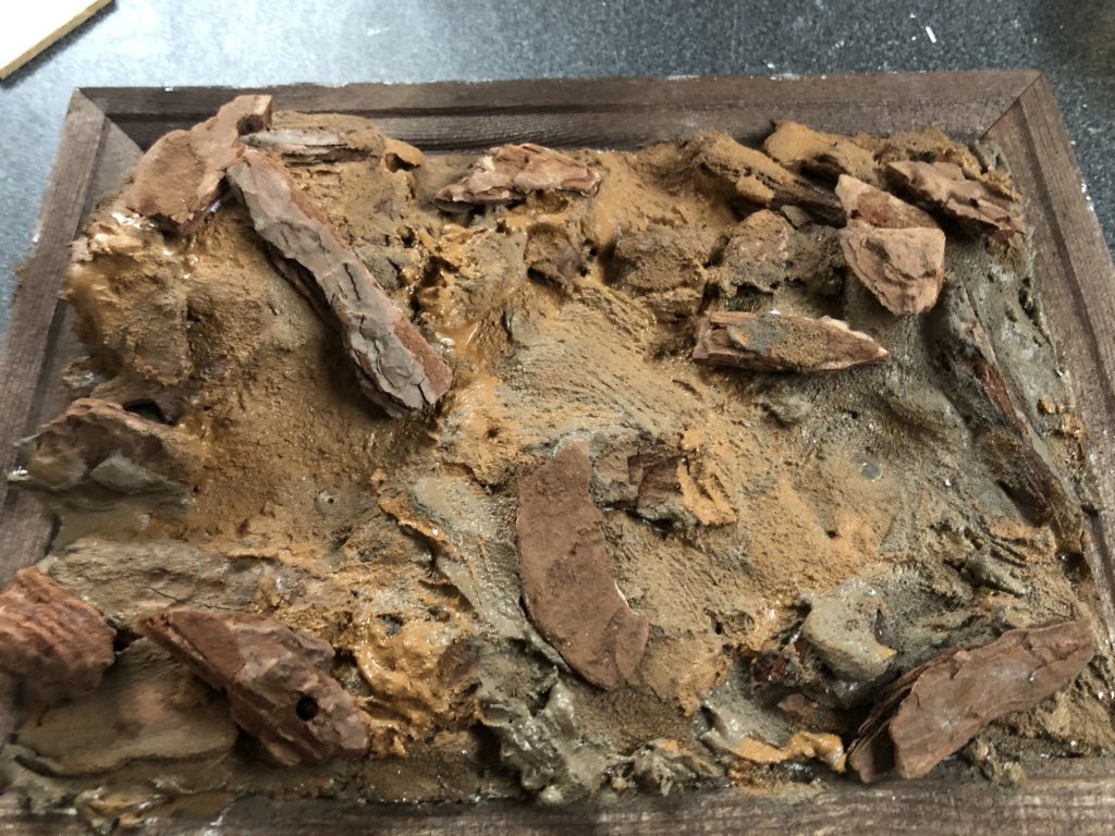 タミヤのテクスチャーペイントを無造作にペタペタで台座は完成