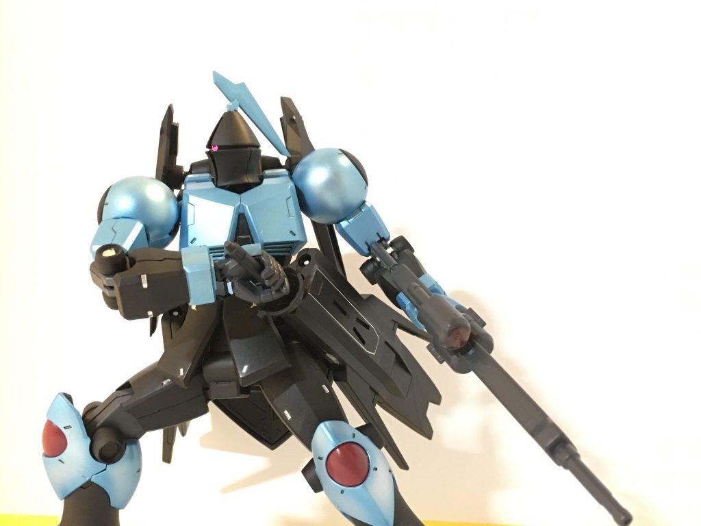 抜刀ポーズ！
腰のホルダーは取り付け無改造で行けます。
クリアランス取るために少し腹横を削り込みました。