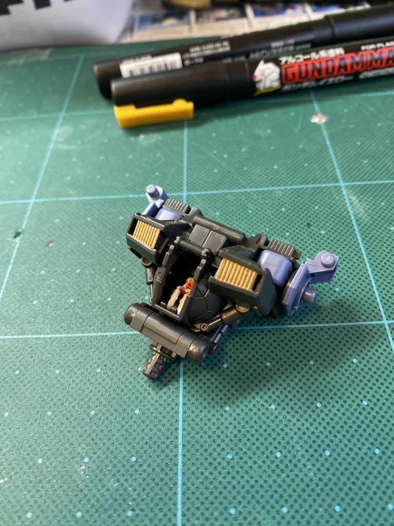 まずは胸部から…
ダクトをゴールド塗装
それ以外は素組みです