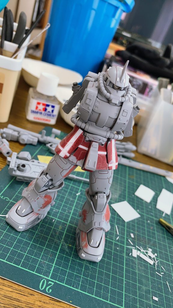 腰のアーマーを三ミリ延長しました。
下半身も筋彫り箇所を増やしました。