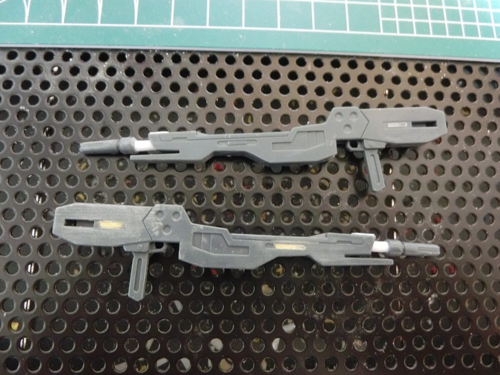 ツインバスターライフは砲身部を約2mmほど延長
先端付近上面にプラバンを貼って段差のディティール追加
接続がダボ接続で片側に突起があるのが嫌だったので、中にネオジム磁石を仕込んでダボを削って凹側も埋めています