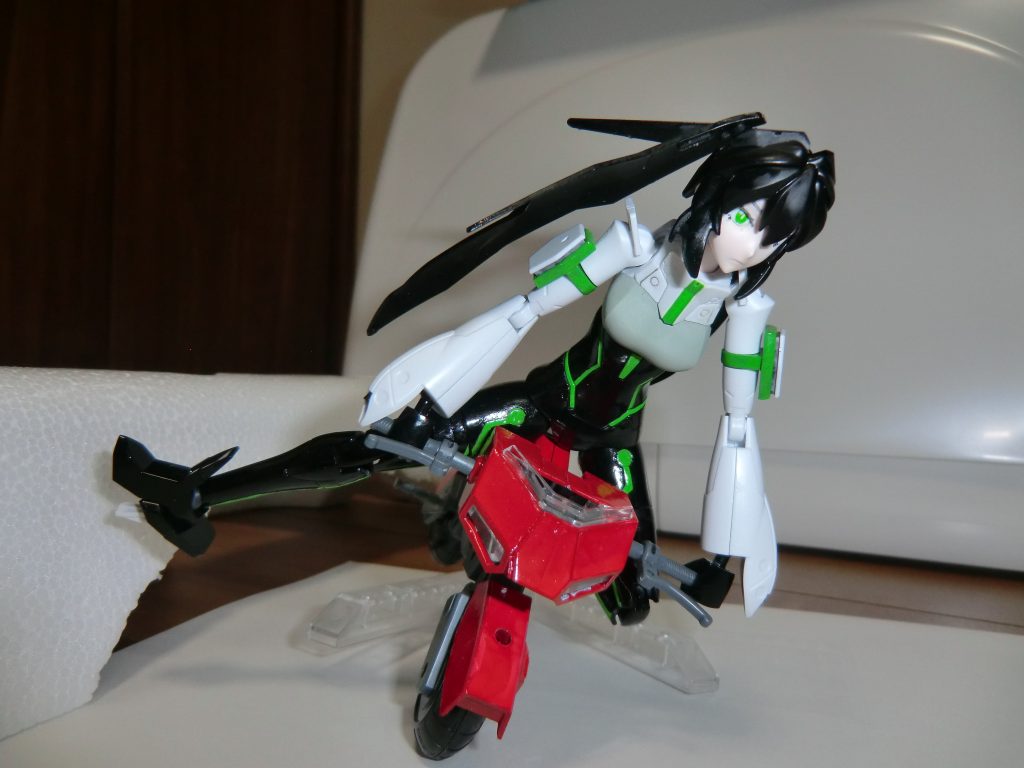 ここから下のアピールショットは小ネタです。
マシンライダーに乗せました。
伝説のバイク漫画、ガードレールキックターン