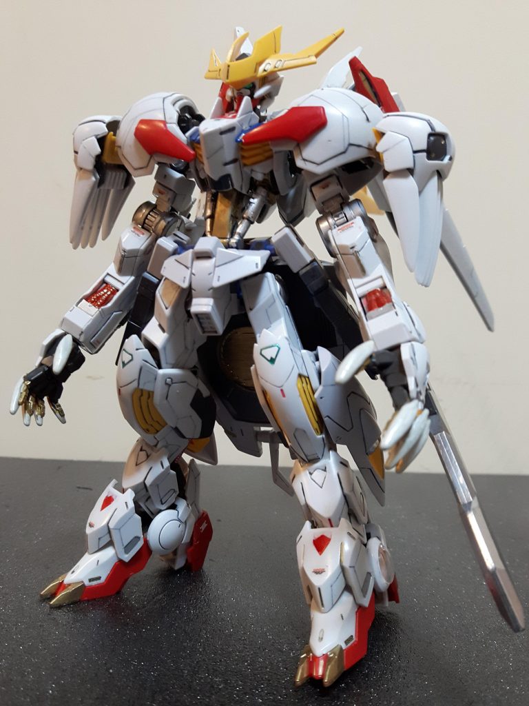 力強く見えるように各装甲を追加。胴体フレームを少し延長してます。肩アーマーと頭部アンテナは1/100のを改造してつけてます。