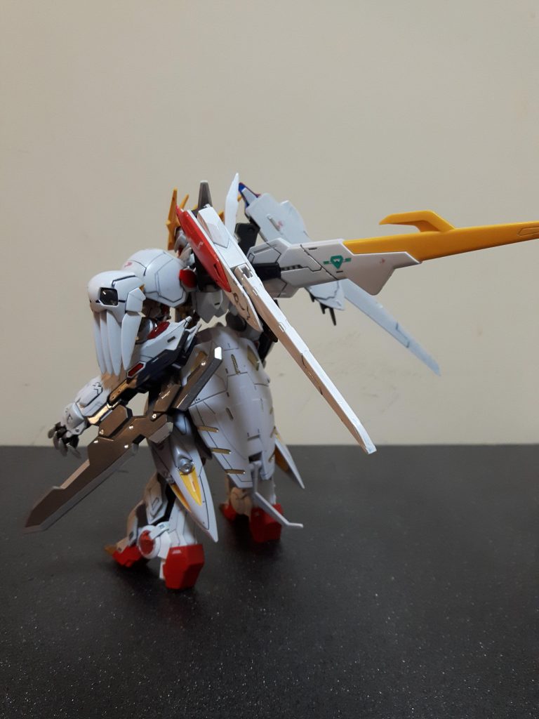 機動力アップに他のキットから移植。テールブレードも大型にしたかったので1/100に。