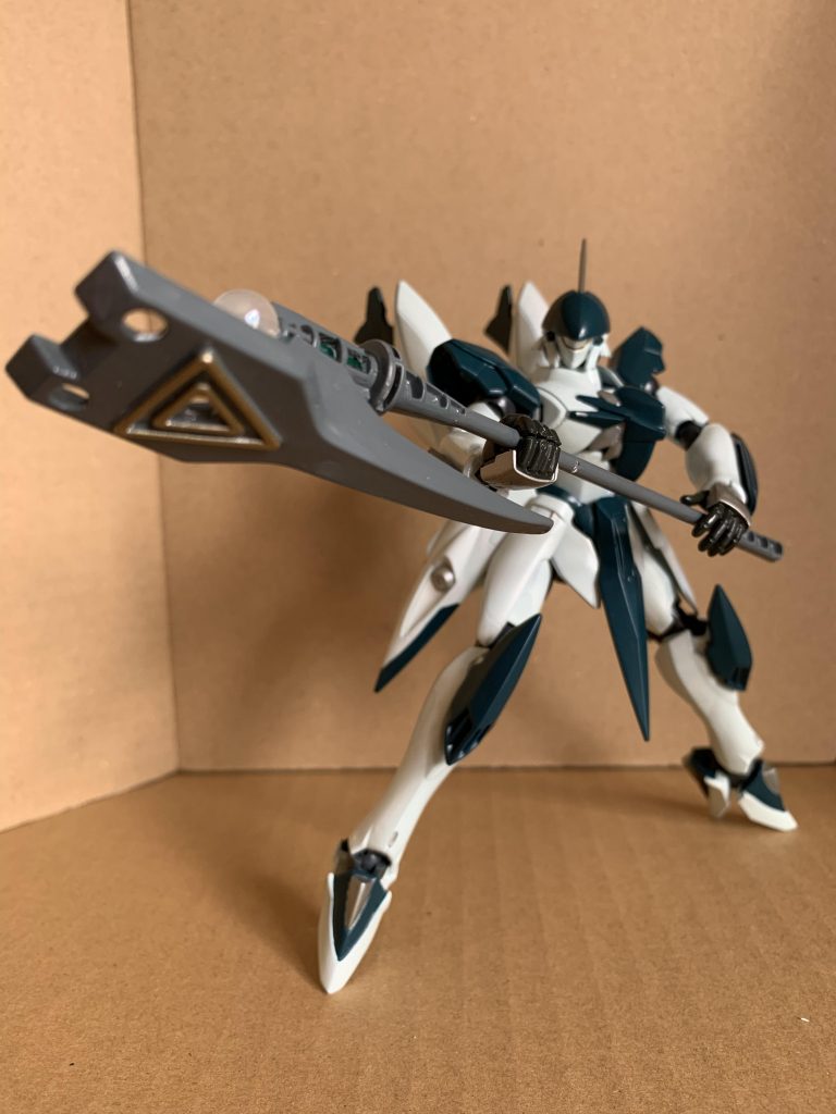 [魔導杖 ラハム]

ヘカーテと同時期に開発した大サイズの魔導杖。ブラッドグレイルを用いての魔力の増幅器としての機能はもちろんの事、接近された際の自衛用に装甲板を配して頑丈に設計された量産品。