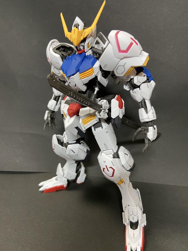 フロントビュー
大好きなオルフェンズ、その主人公機バルバトスがMGで出たので丁寧に作りました（忙しかったので作れたのは最近ですが汗）
ご覧のように左腰に太刀をさせるようにしました