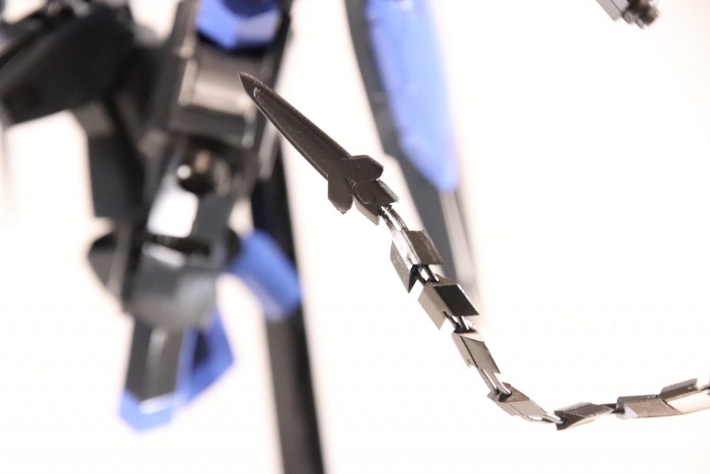 左手にはレギンレイズジュリアに装備される装備のプロトタイプが実装されている