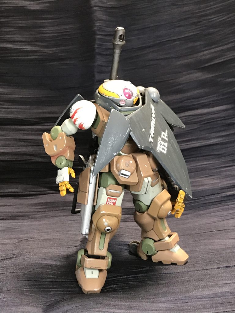 キット付属の左手を切り貼りして右手に改造、いかにも早撃ちガンマンしそうな手つきに。
シールはいつもどおりの余り物適当貼りです。