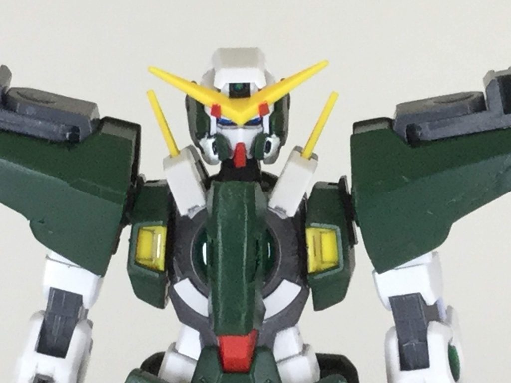 カメラアイをシールだとグリーンだったのをガンダムマーカーでメタルブルーに変更
首もプラ板で延長補修をしています。