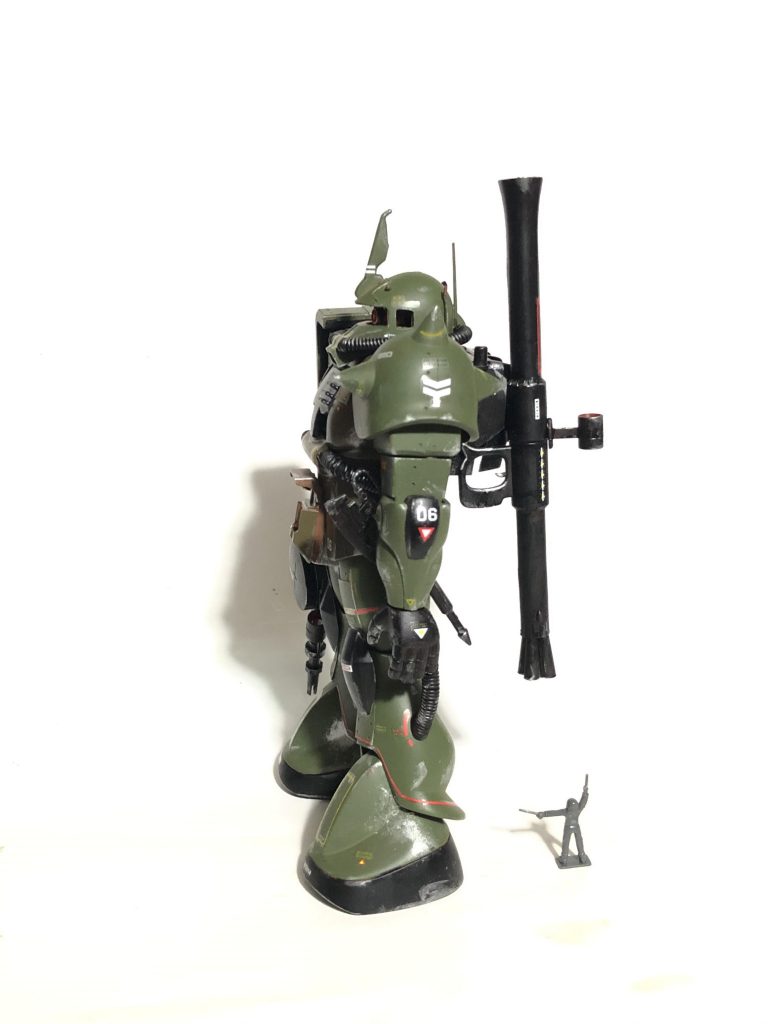 よこ

薄いです。

ザクマシンガン、ザクバズーカ、ヒートホークのフル装備。