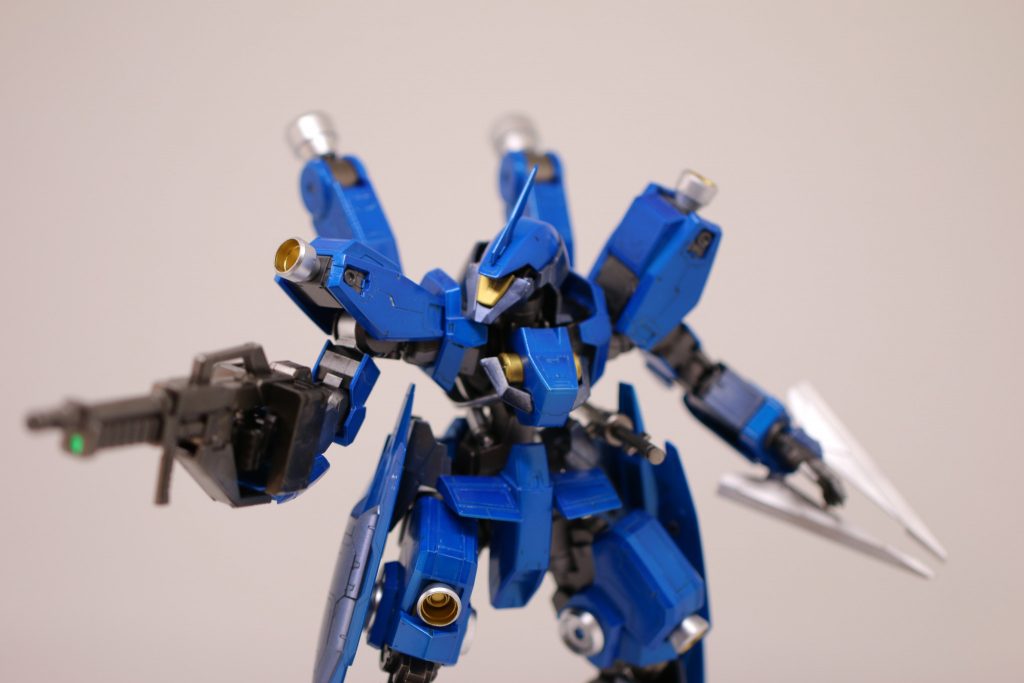 【ポージング②】
   本当はもっといろんなポーズをさせたかったんですけど、掲載はこれで限界。
   にしても、すごく満足度の高いキットです。
   お値段も、定価は3,000円とお高いですが、おそらく大概の店舗では安価販売に回されているかと。作りがいもありますので、是非。