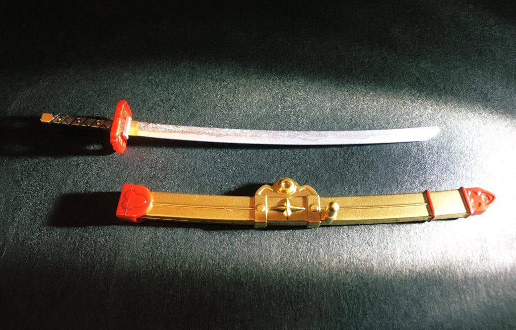 【童子切安綱】
古伯耆大原五郎大夫安綱が鍛えし二尺六寸の太刀。
摂津源氏の祖・源春宮権大進頼光⚡️が佩刀し、大江山🗻の酒呑童子👹の首を斬り落とした伝説を由来に号する。天下五剣が一振りにして日本刀界の横綱とも讃えられし稀代の名刀。
附・金梨地鞘絲巻拵。
現:国宝(第一号)、東京国立博物館蔵