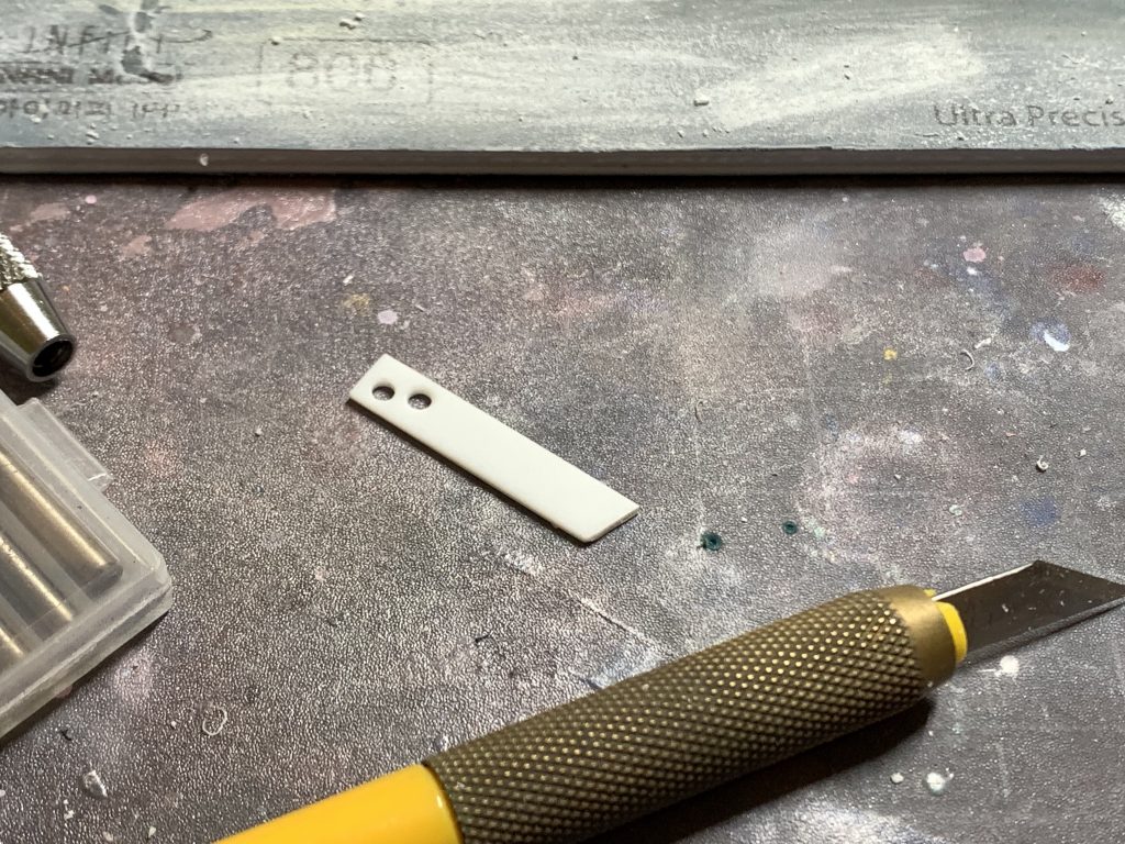 頭のツノは本来付けようとしていたツノを無くしてしまい、プラ板で代替えで作成してみました。