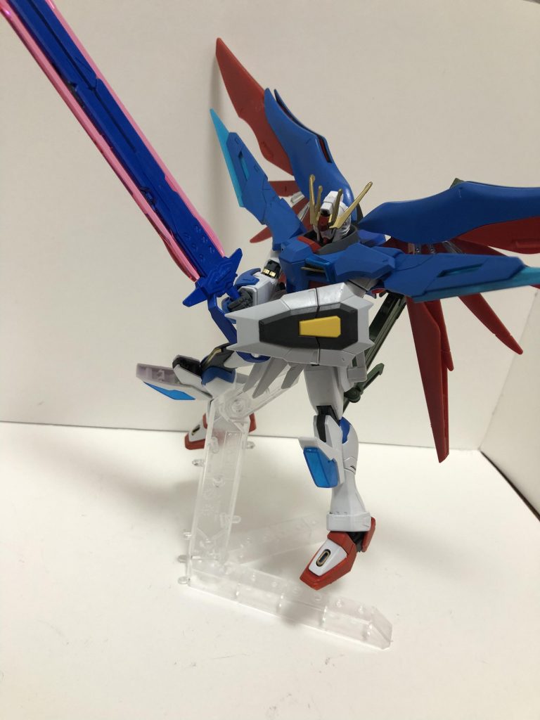 腰には肩についていたブーメランのかわりに高出力ビームサーベルが二本装備