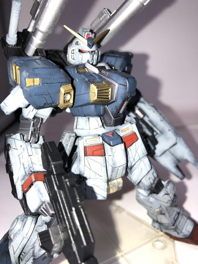 存在感のある赤目にライトを当てて