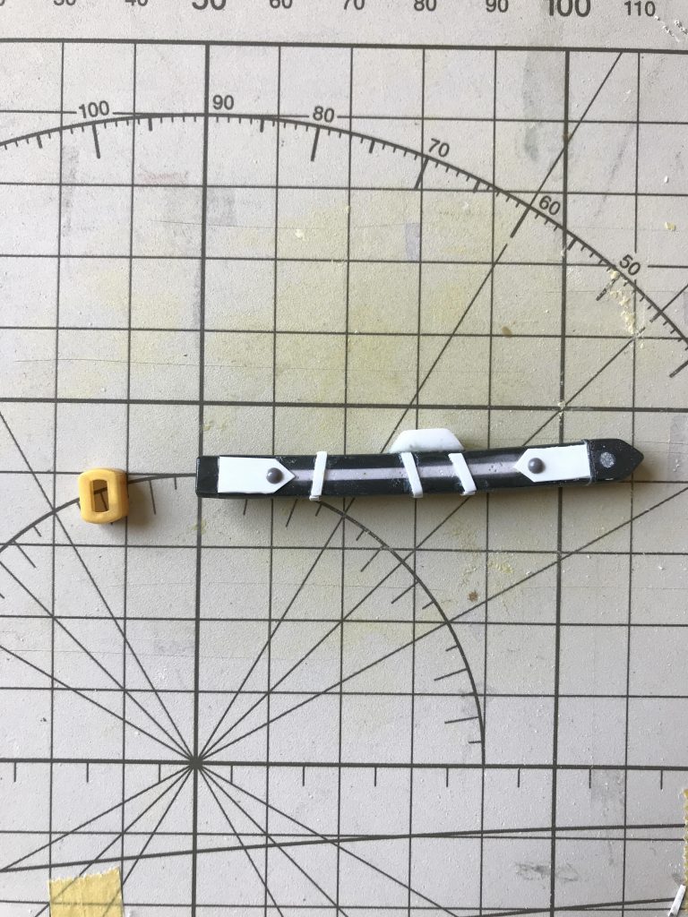 鞘はプラ板と丸モールドでそれっぽく再現