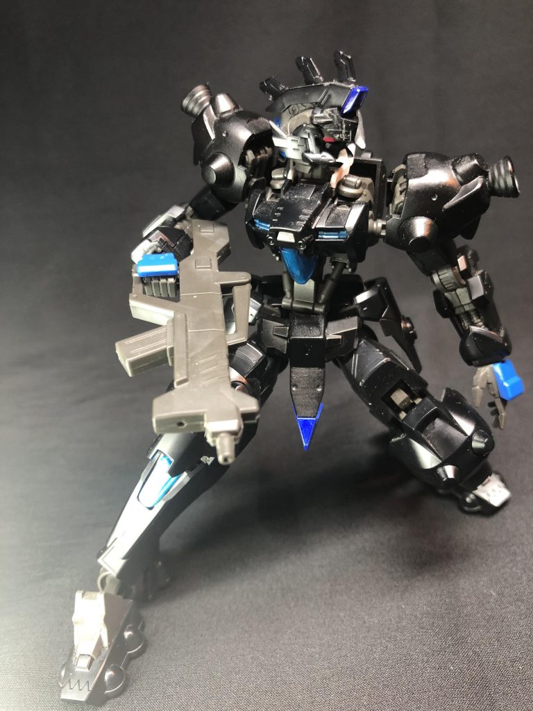 武装も装甲も最小限、ステルス性が高く静音性にも優れているため隠密行動を得意とする機体

ライフル一丁で戦場の影を駆け回り確実に撃破していく様から、巷では【影縫い】の異名で噂されている。