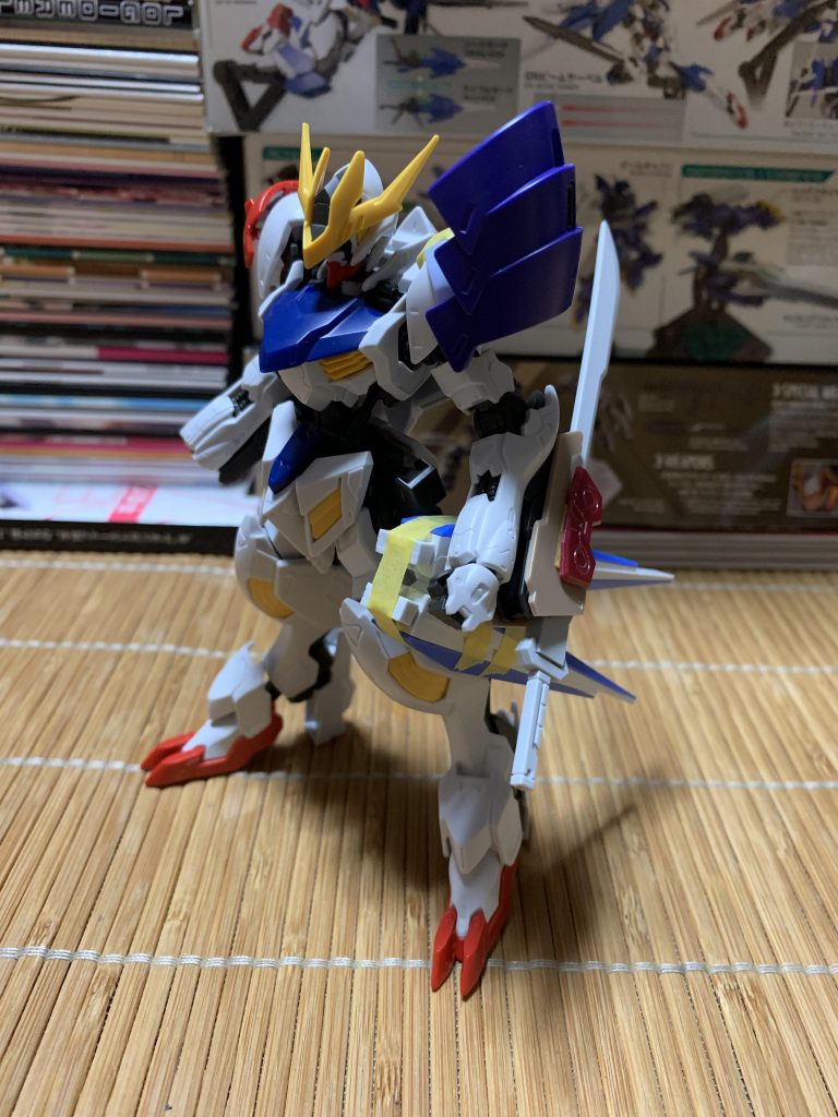 だいたい形になった状態

改修部として
頭とつま先→レクス
肩の鉄華団マーク→ギャンバルカン
腕ウェポンラックにフルシティ腕装甲、アストレイ腕フレーム、M1アストレイ対艦刀、シールドはディナイアルのサイドアーマー
サイドアーマー→Hi-νフィンファンネル×2、Gサイフォスのサイドアーマー
って感じになってます。