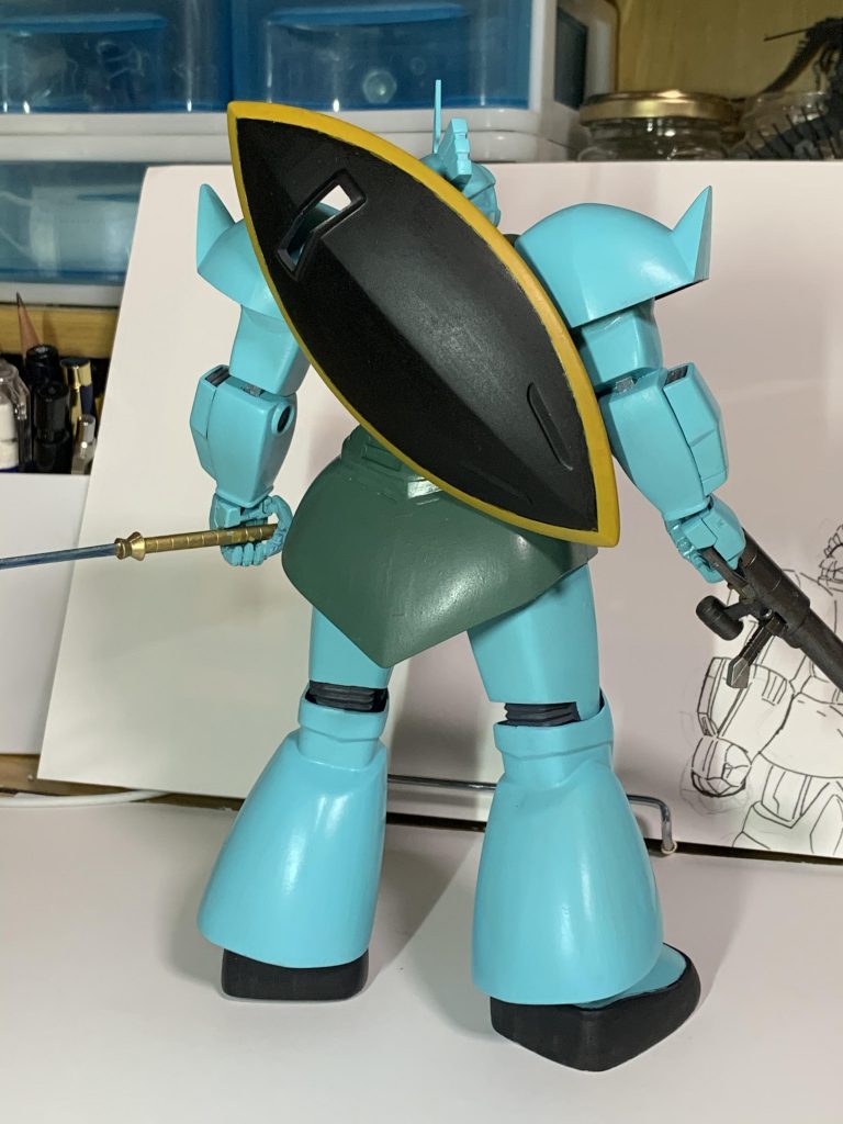 パーソナルカラーで塗装。
緑の色味がどうしてもタミヤのスプレーのコバルトグリーンにならずビミョーにズレてしまって無念……！！！
ジャイアントバズを持たせたかった。
が！普段1/100を作らないので資材がなかった。
なのでザクバズーカを持たせた。