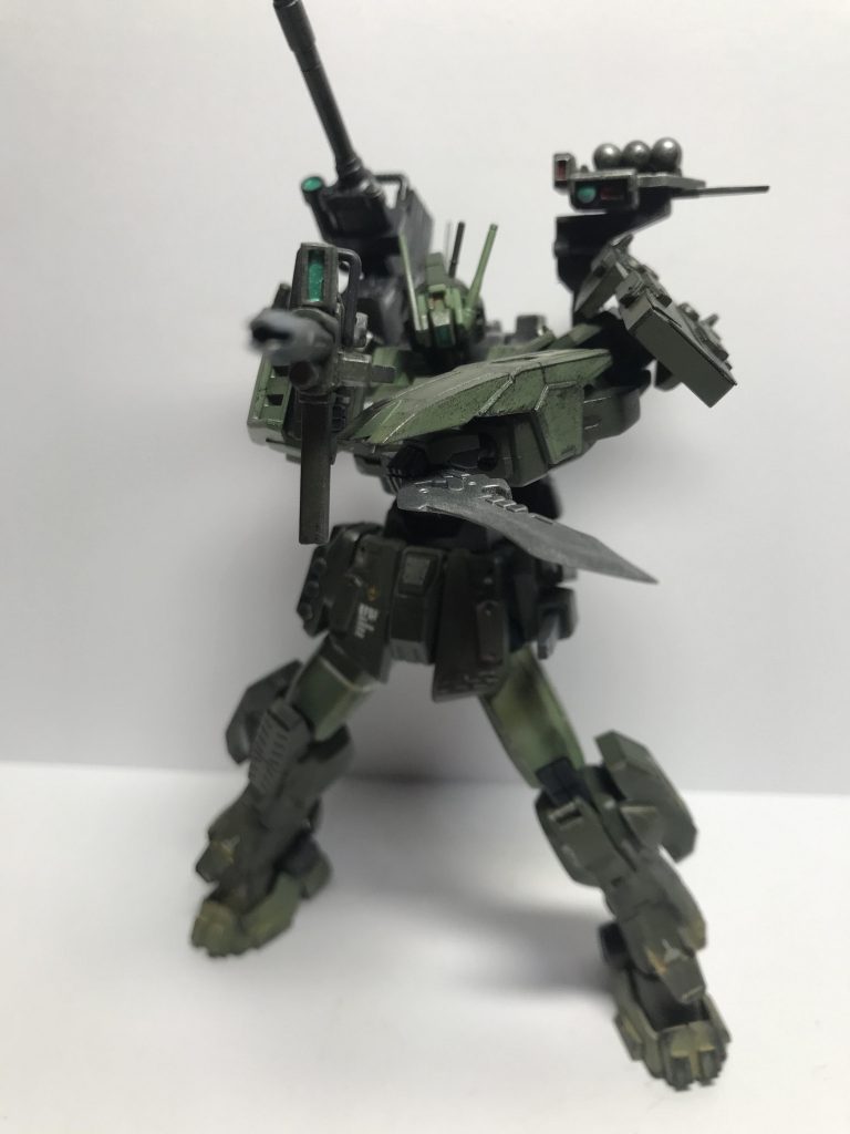 ナイフも装備!!
なんとなくやっぱりこういう機体はナイフを装備させたくなる!