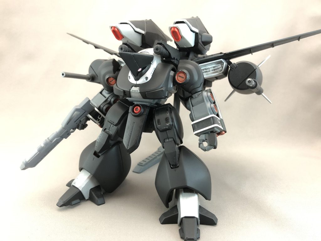 機体名:ズサフライヤー
他機体の改造に背部ユニットをもぎ取られたズサを再利用したガンプラです。
イメージはステルス爆撃機です。