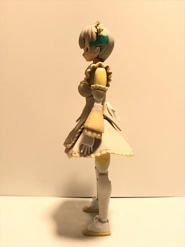 今度やる時はスカートの造形のやり方を変えて油ねんどを土台にした方が良さそうだと思いました。
肩の可動の妨げにならないくらいのフリフリです。