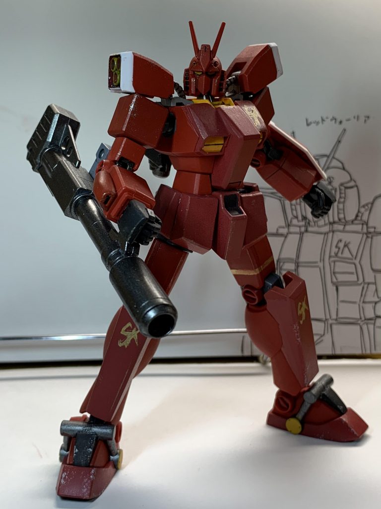 バズーカとビームサーベル。
バズーカのセンサーをとっぱらったものの可動部はそのままなので動く。
サーベルは角を削り落として丸くしている。
肘関節を一軸に変えているのでちと幅は狭まったかも。