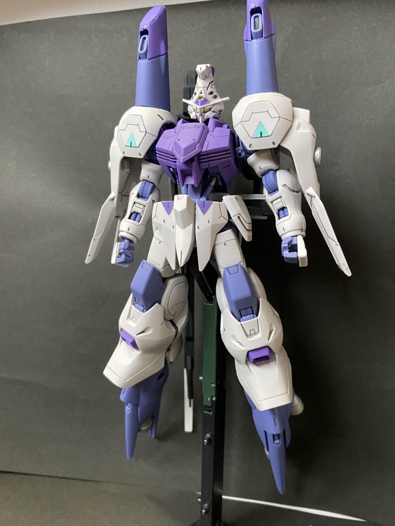 フロントビュー
地球軌道用バックパックのブースターを見直し、先端のセンサーを両肩に、スラスター部を足部に換装
推進部を脚部に集約することで武装の取り回しやAMBACの効率化を果たした