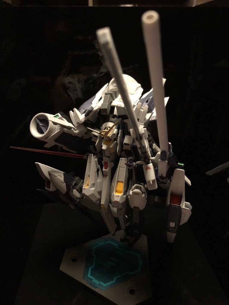 ロングブレードライフルとブレードを砲化したコンポジットシールドキャノンの二連装。斉射は不可。