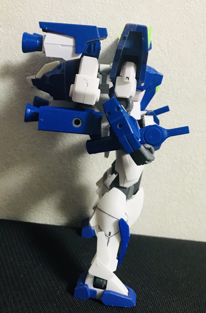 横から。
本機の特徴は背中の『ラウブルブースター』。
大型のバックパックだが、クロスボーンの様にフレキシブルに可動するバーニアを4基装備し、機体の運動性能を格段に上げる事が可能となった。