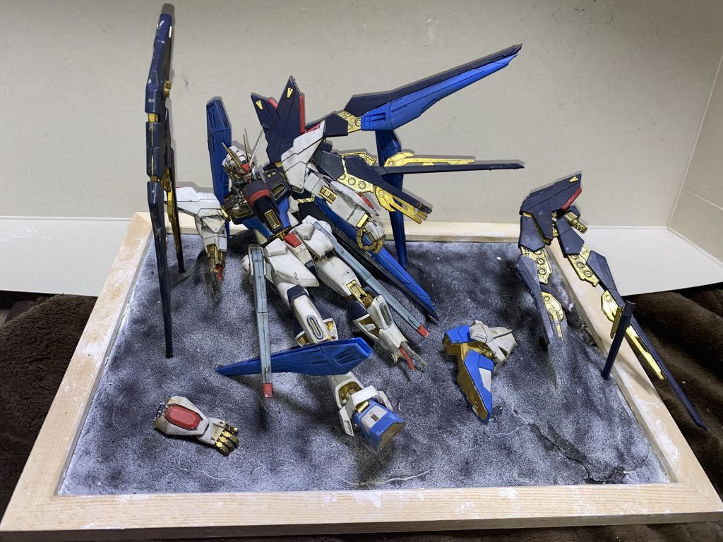 全体図。大破し、機能を停止した状態をイメージしました。