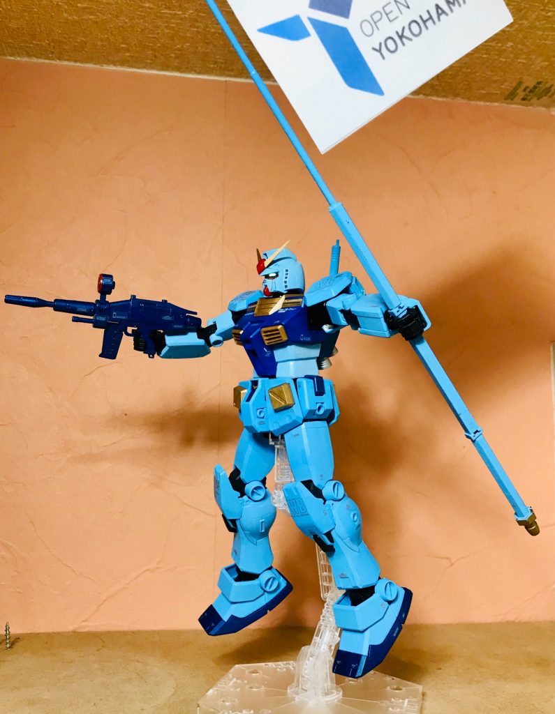 旗を振るガンダムさんです