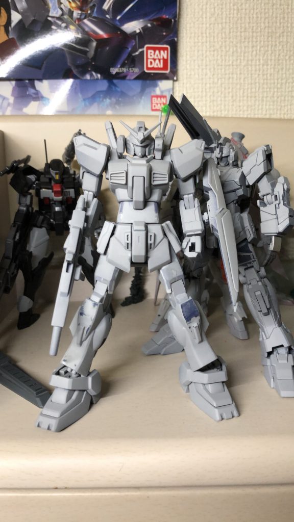 サフ
元が古いキットなので合わせ目が多く、さらに延長工作もしたので表面処理が大変でした(T . T)背景は気にしないでください💦