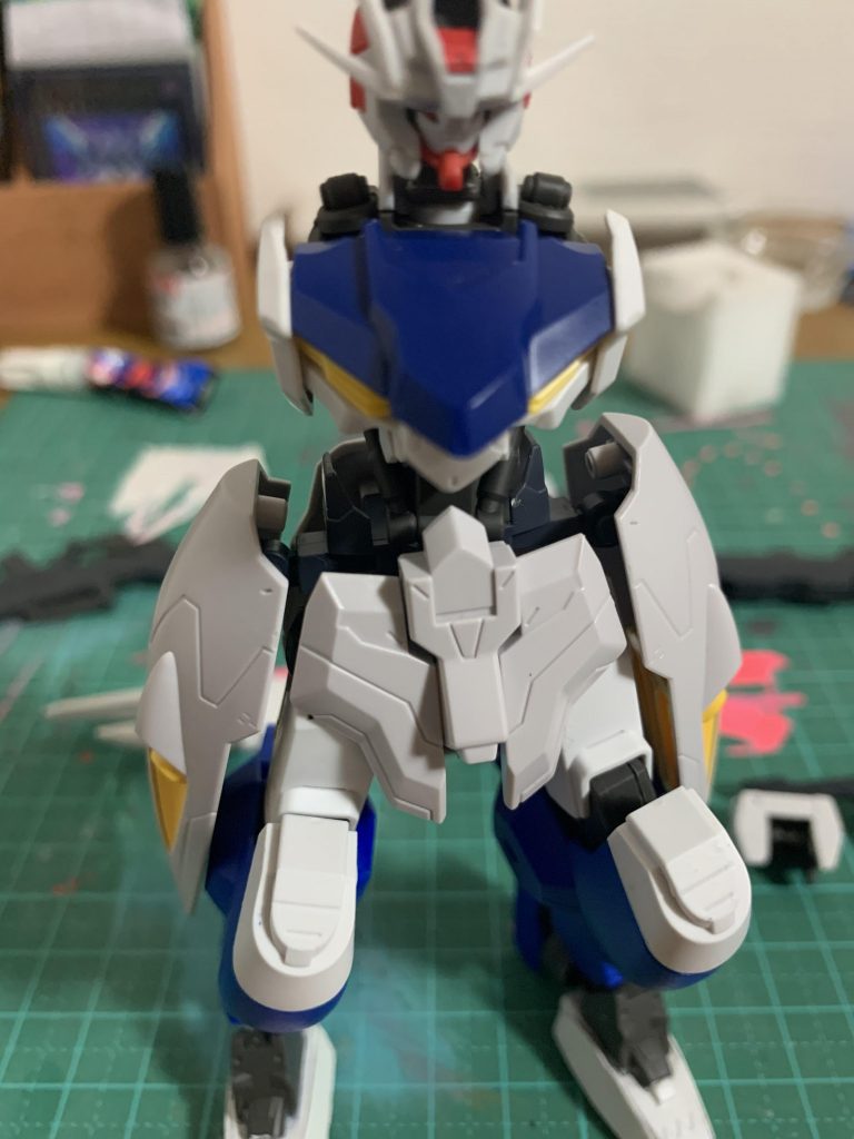 まずは形作り
この時点で腰はキマリスヴィダールで決定でした
ですが股関節のアーマーがなんか違くてその後変更しています