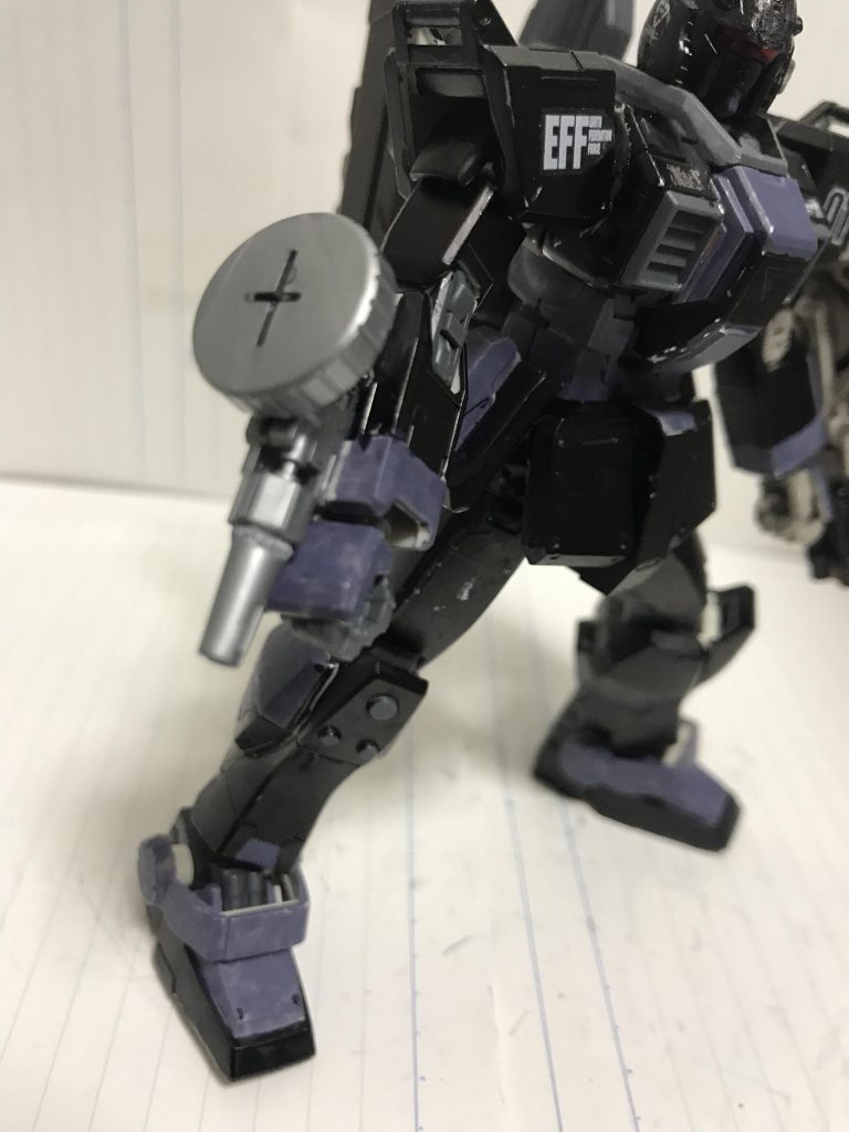 現地で鹵獲したザクIIのを固定武装として装備しています。戦闘中に敵の弾丸を奪って継続戦闘力を高めています