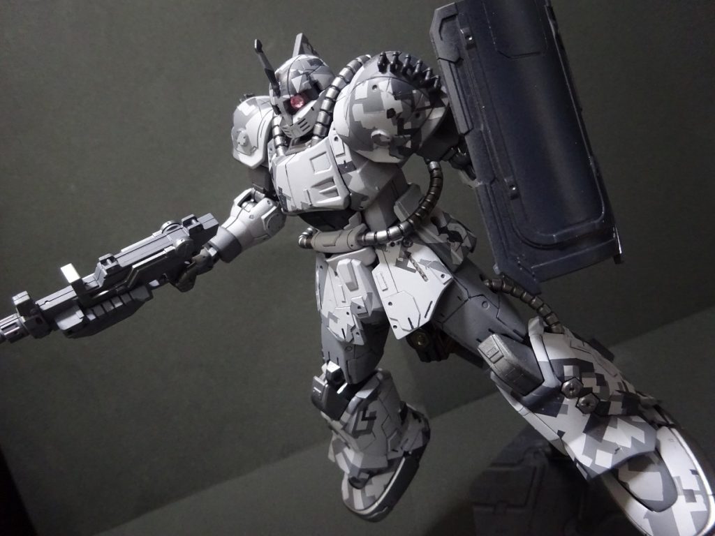 最後の塗装でちょっとうまくいかず…
しかもトップコートも雨で吹けずとちょっと消化不要な形に。
ただやりたいことは色々で来たので満足半分、不満半分な1体となりました。