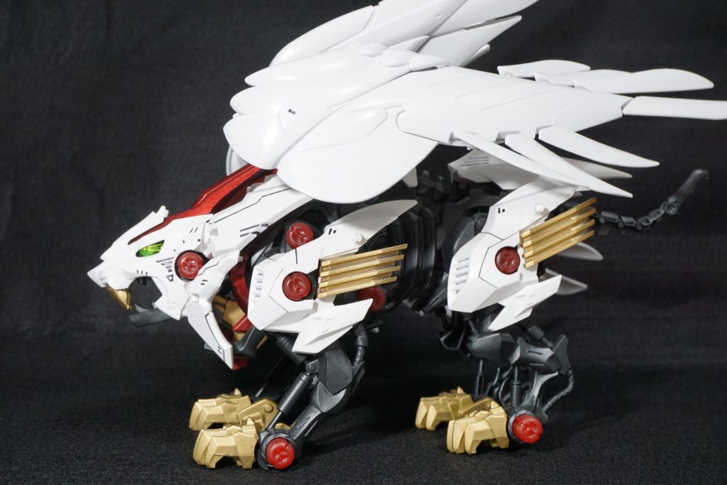 本来は青色がアクセントの機体ですが、赤色プラス金色に変更いたしました。（後継機のビーストライガーと色が被ってしましました。。）